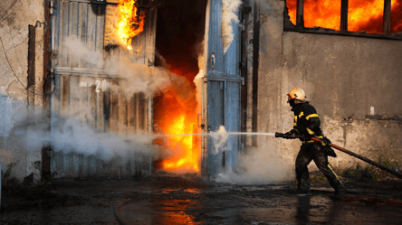 Біля Одеси горів склад із вторсировиною — що знищено - 285x160