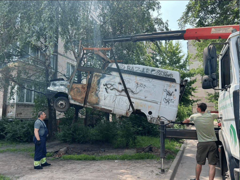 З вулиць Києва вивезли близько 600 покинутих автівок — фото - фото 2