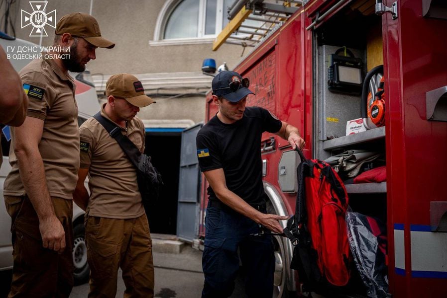 Пожарный демонстрирует снаряжение спецавто. Фото: ГСЧС