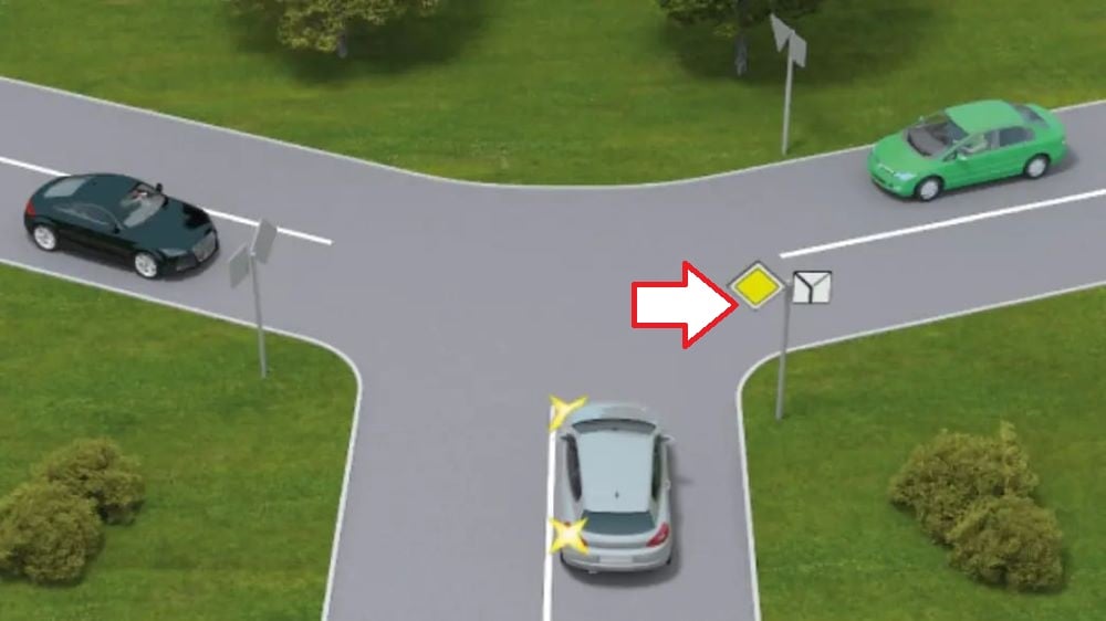 Как должен поступить водитель серого авто - вопрос по теоретическому экзамену на права - фото 1