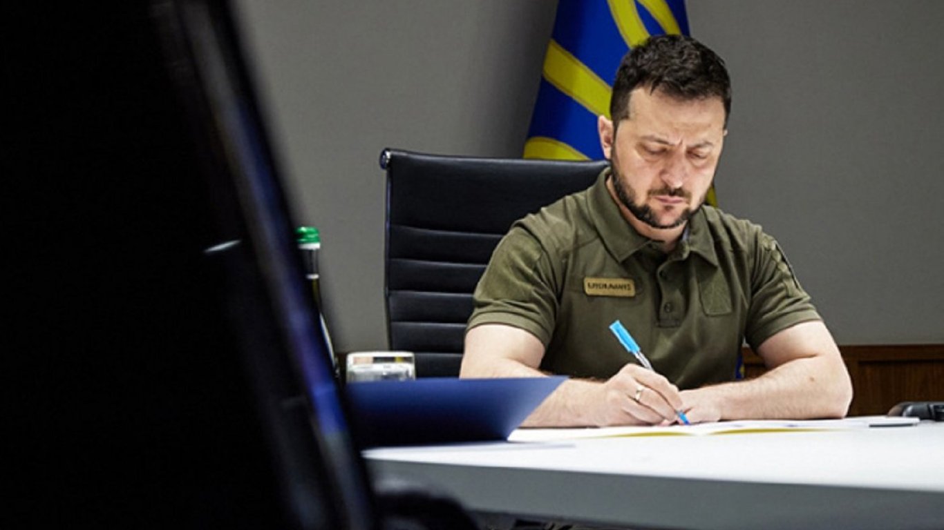 Зеленский изменил правила награждения званием Герой Украины
