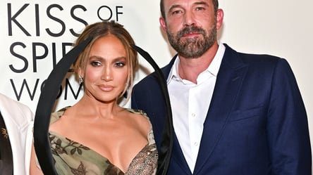 Jennifer Lopez and Ben Affleck pose together at film premiere - 285x160