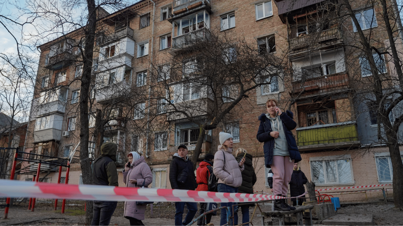 У Києві внаслідок ракетного удару по приватному секторі пошкоджено багатоповерхівку