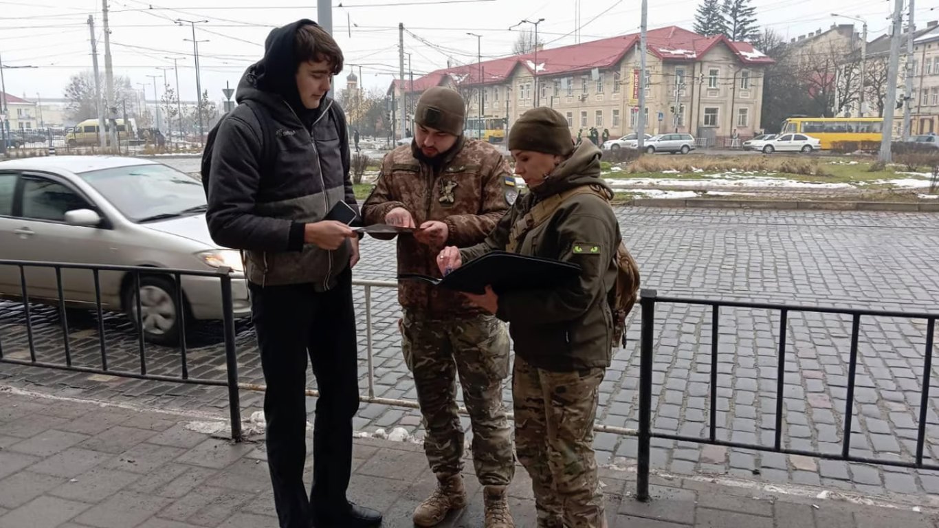 Знущалися з військовозобов'язаних — у Тернополі судитимуть працівників ТЦК