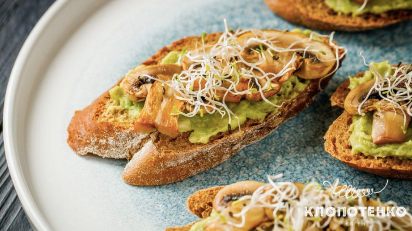 рецепт канапок з авокадо та грибами