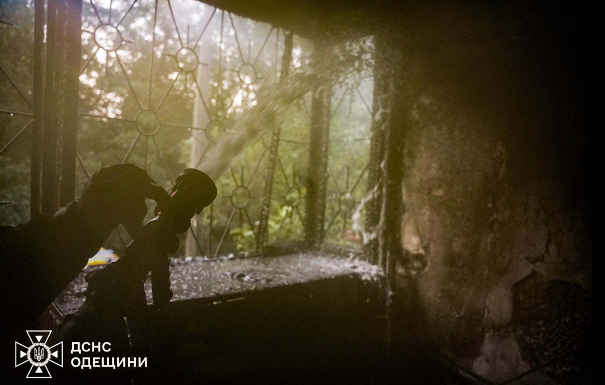 Спасатели тушат огонь в квартире в Одессе, 6 сентября