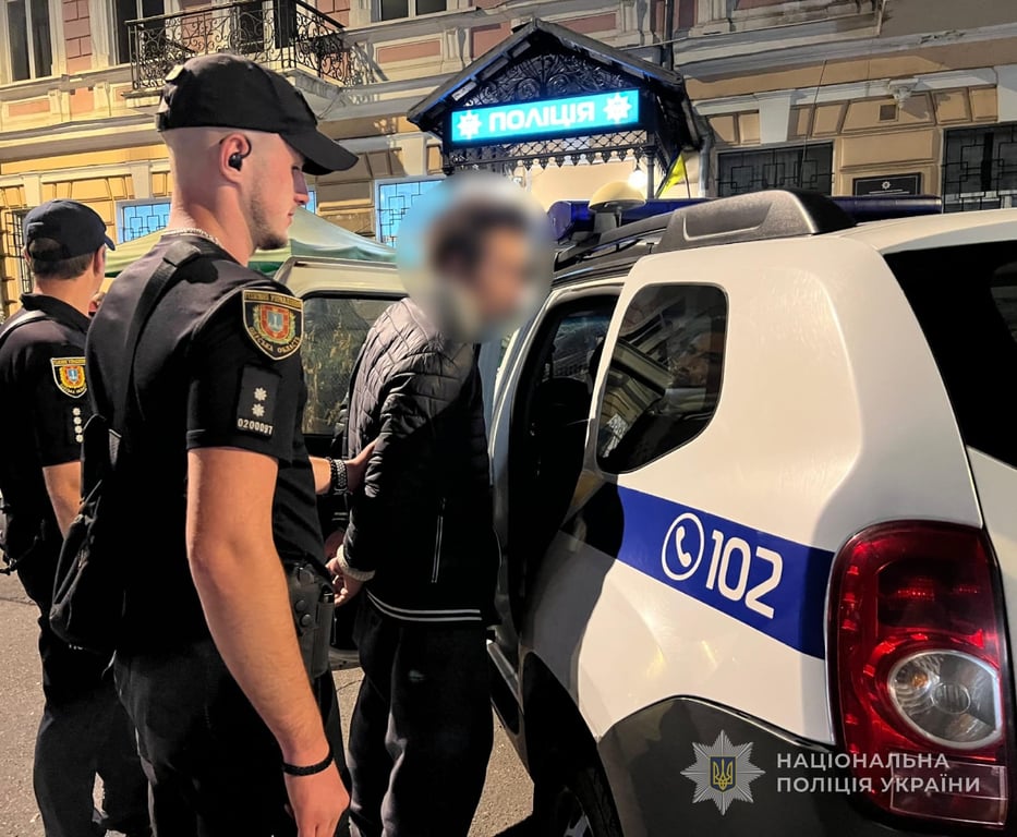 Підозрюваного у нападах на жінок в Одесі конвоює поліція
