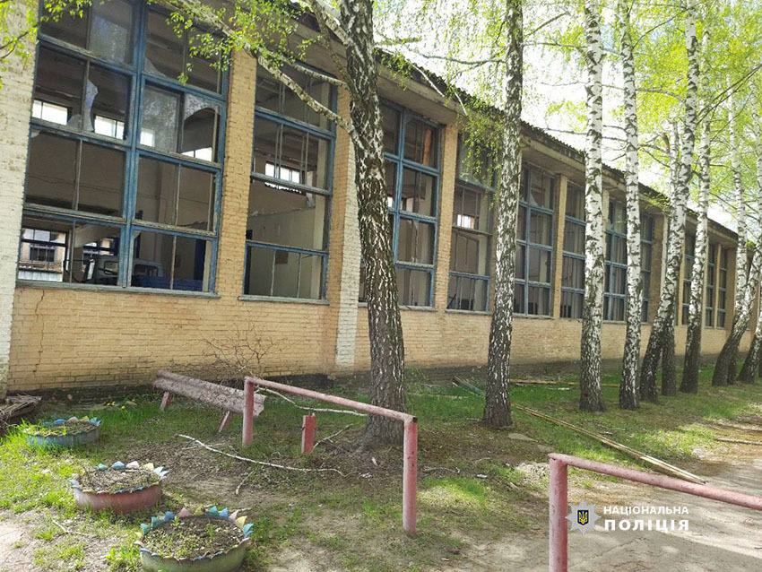 Пошкоджений ліцей в Бородянці внаслідок російських обстрілів