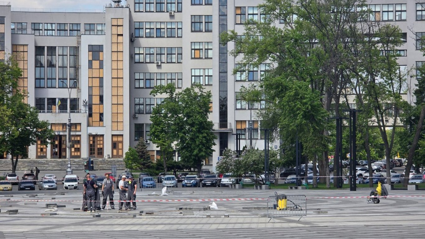 В Харькове на площади Свободы готовят главный фонтан к запуску на площади Свободы