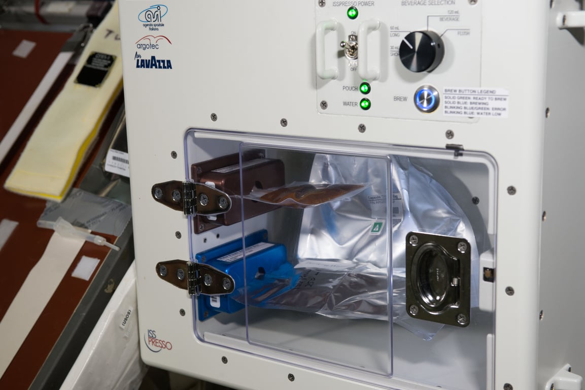 Як астронавт готують каву на МКС