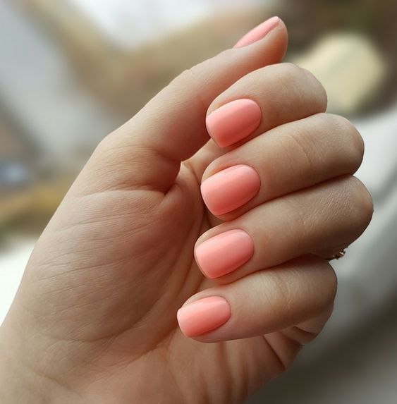 Персиковый маникюр на короткие ногти