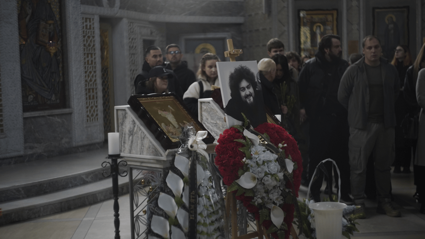 Похорон Олександра Венедчука: як прощаються з коміком у Києві