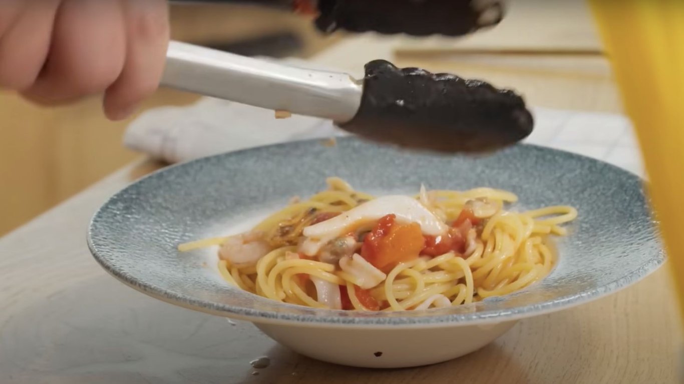 вкусная паста с морским миксом за 15 минут