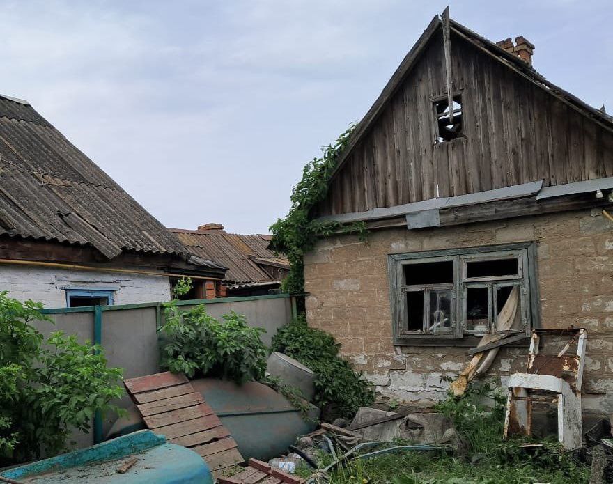 Россияне дважды за день обстреляли Никопольский район — какие общины пострадали больше всего - фото 1