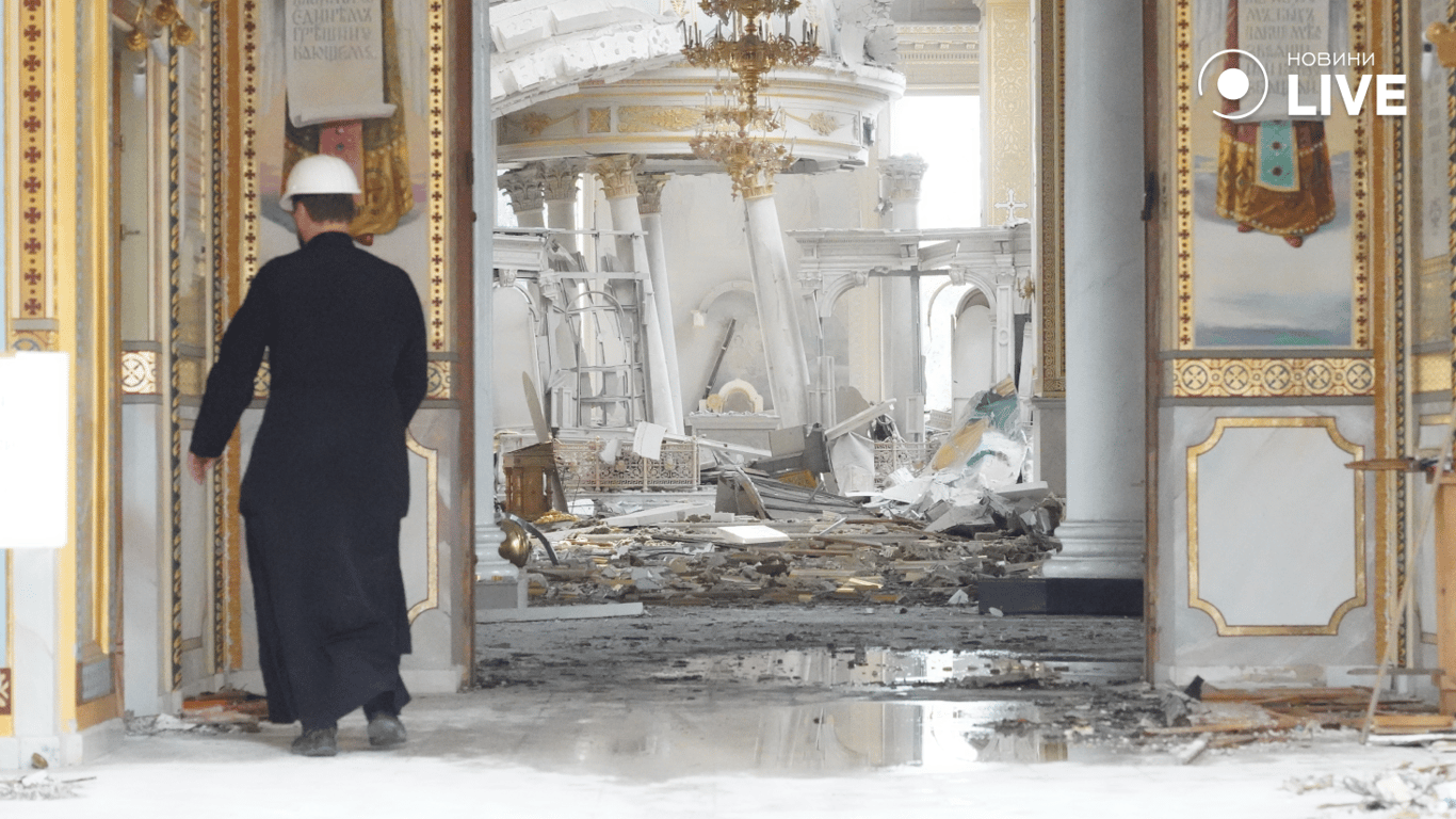 Отець Мирослав у зруйнованому храмі. Фото: Новини.LIVE