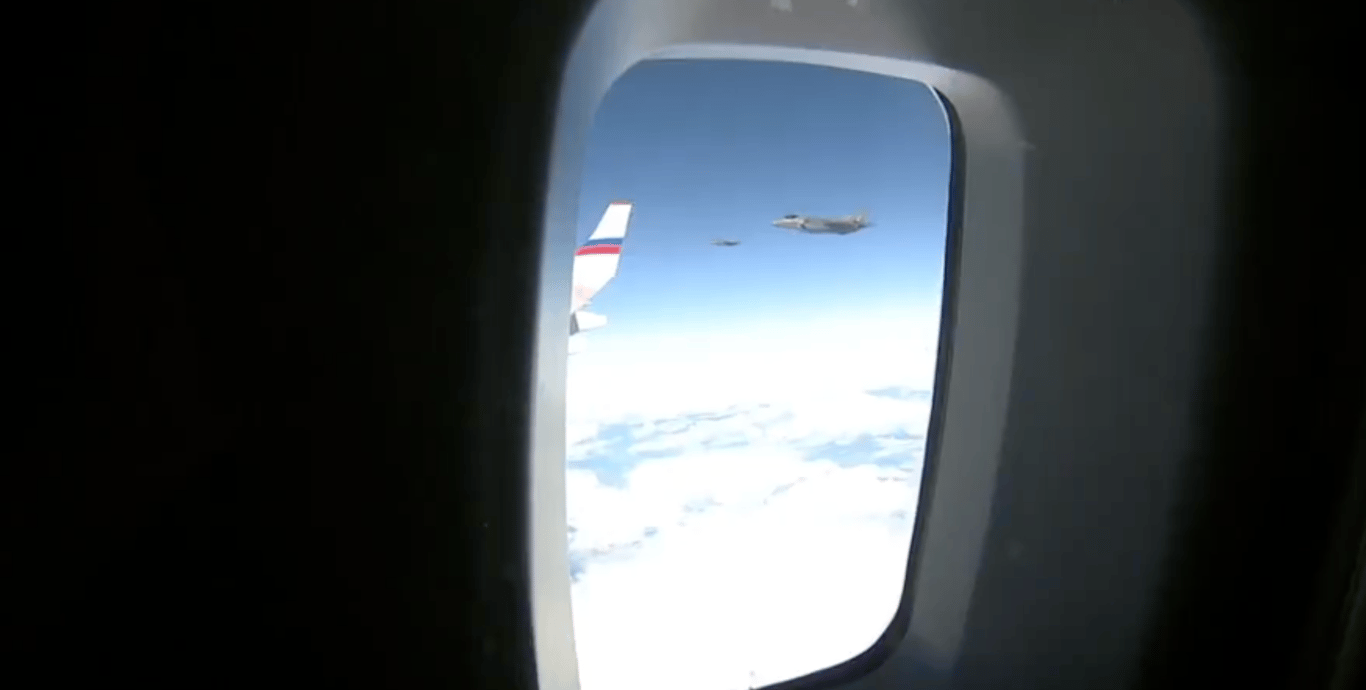 Американські винищувачі супроводжують Путіна