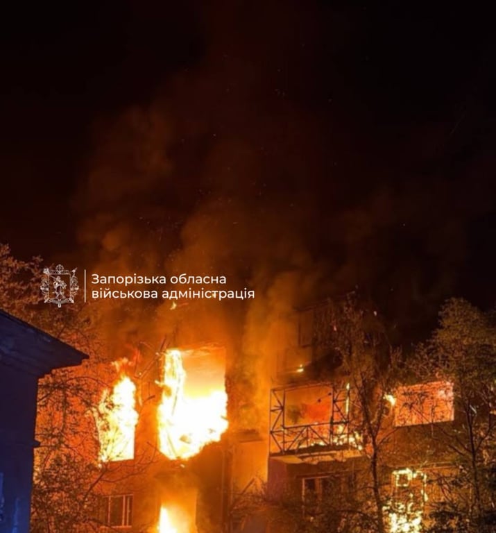 Пожежа в будинку в Запоріжжі після обстрілу ввечері 12 липня 2026 року
