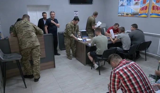 Хто повинен отримати довідку про зняття з військового обліку 