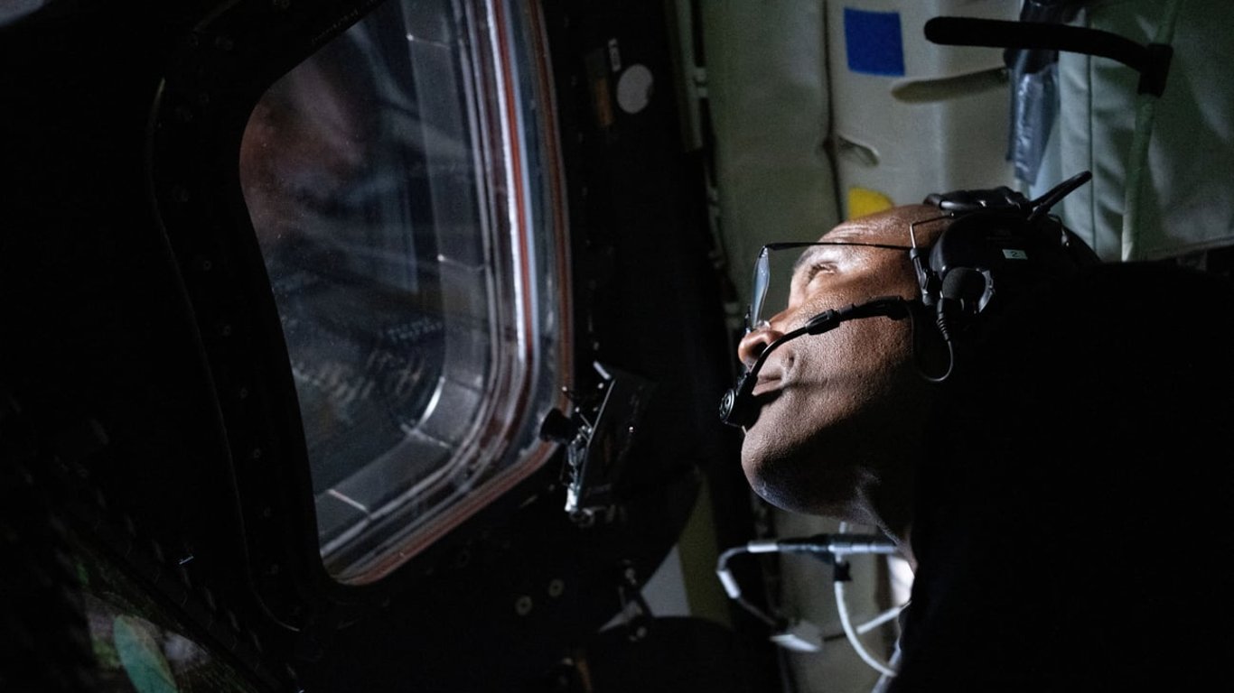 Экипаж Artemis II проходит самый опасный этап миссии