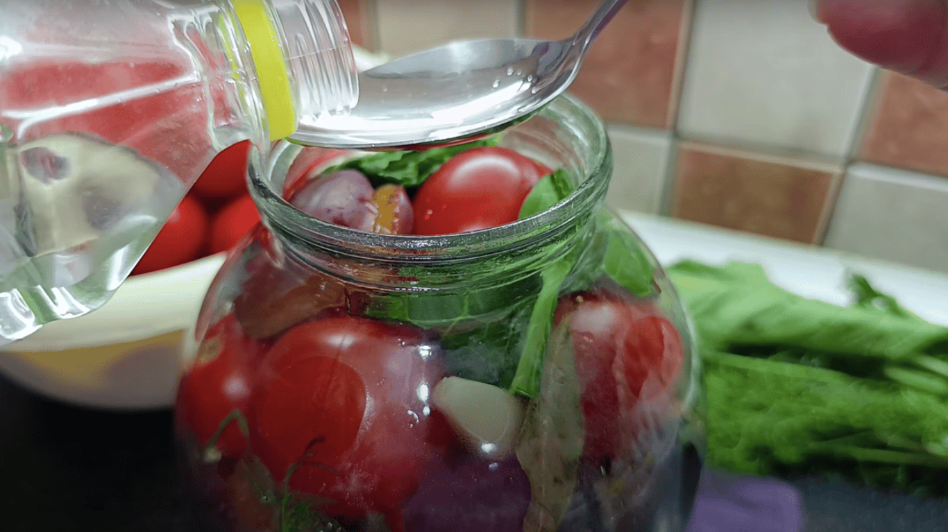 мариновані помідори зі сливами на зиму