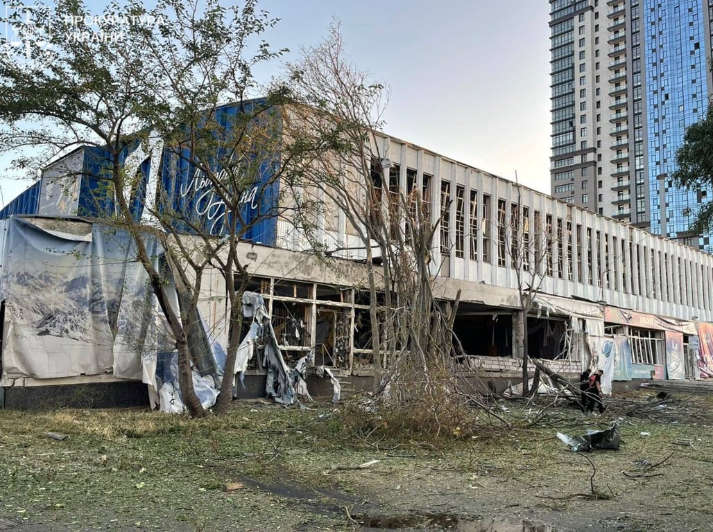 Троє поранених та дірка в будинку — деталі атаки на Одесу - фото 4