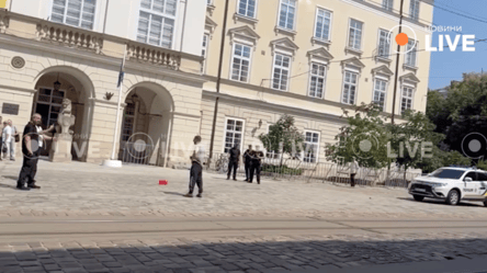 В центре Львова мужчина пытался себя поджечь — как он объяснил свои действия - 285x160