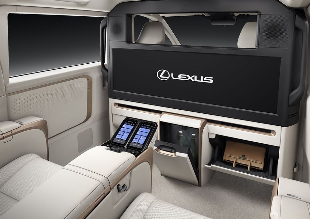 В Україні розпочнуться продажі мінівена Lexus LM — комплектація і ціни - фото 2