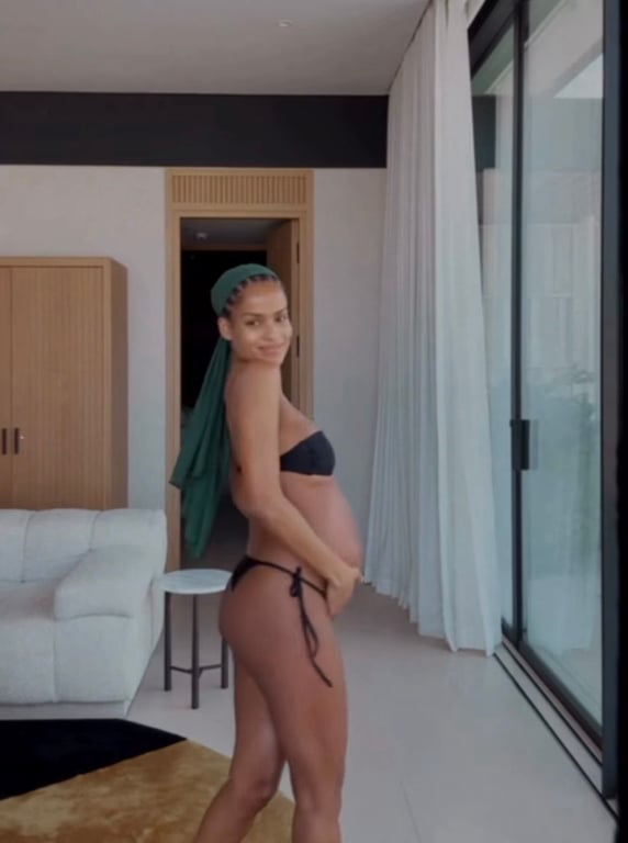 Вагітна дівчина Венсана Касселя здивувала фігурою в білизні - фото 1