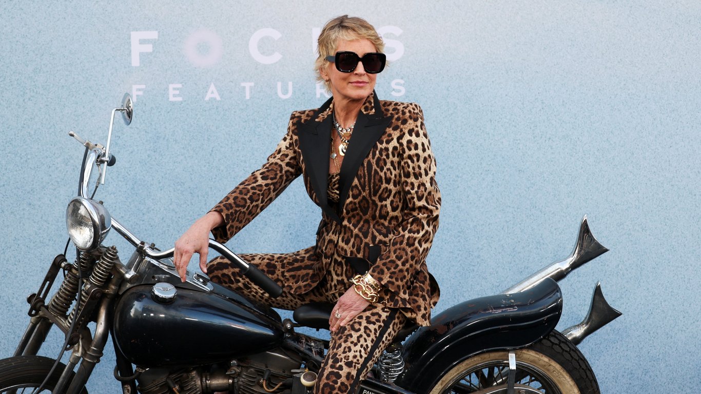 Шерон Стоун у леопарді та Шер з молодим обранцем — голлівудські легенди вразили ефектним виходом