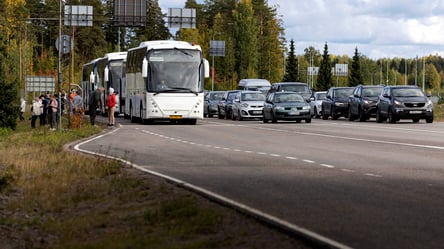 Черги на кордоні України — великі затори автобусів на польських КПП - 285x160