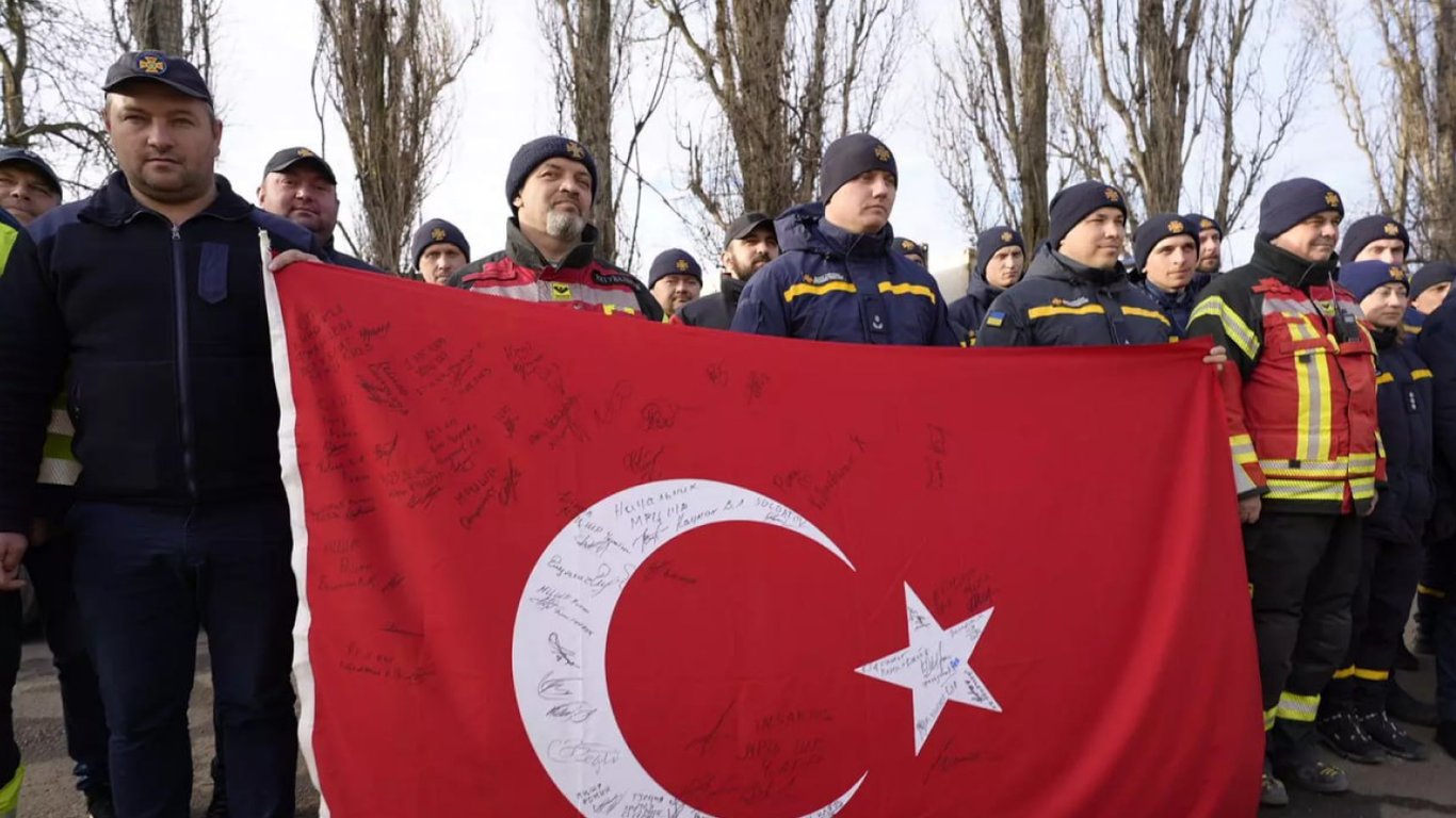 Из Турции в Украину вернулась вторая группа спасателей