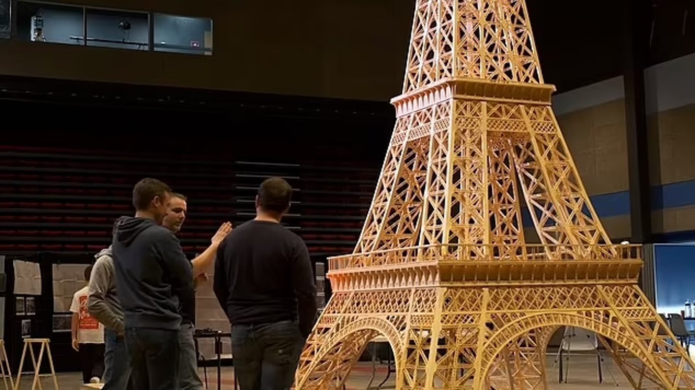 Французу отказали в регистрации мирового рекорда за Эйфелеву башню из спичек — причина удивит