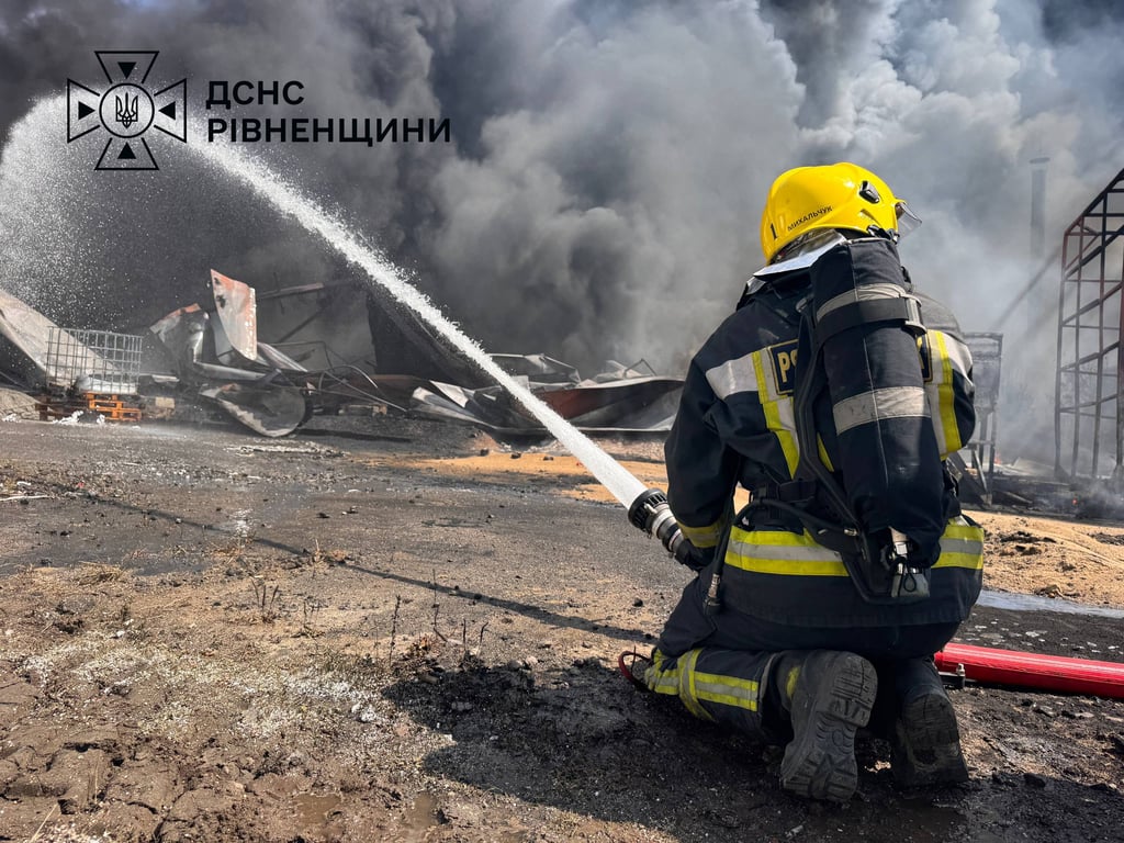 На Рівненщині спалахнула пожежа на території підприємства - фото 2