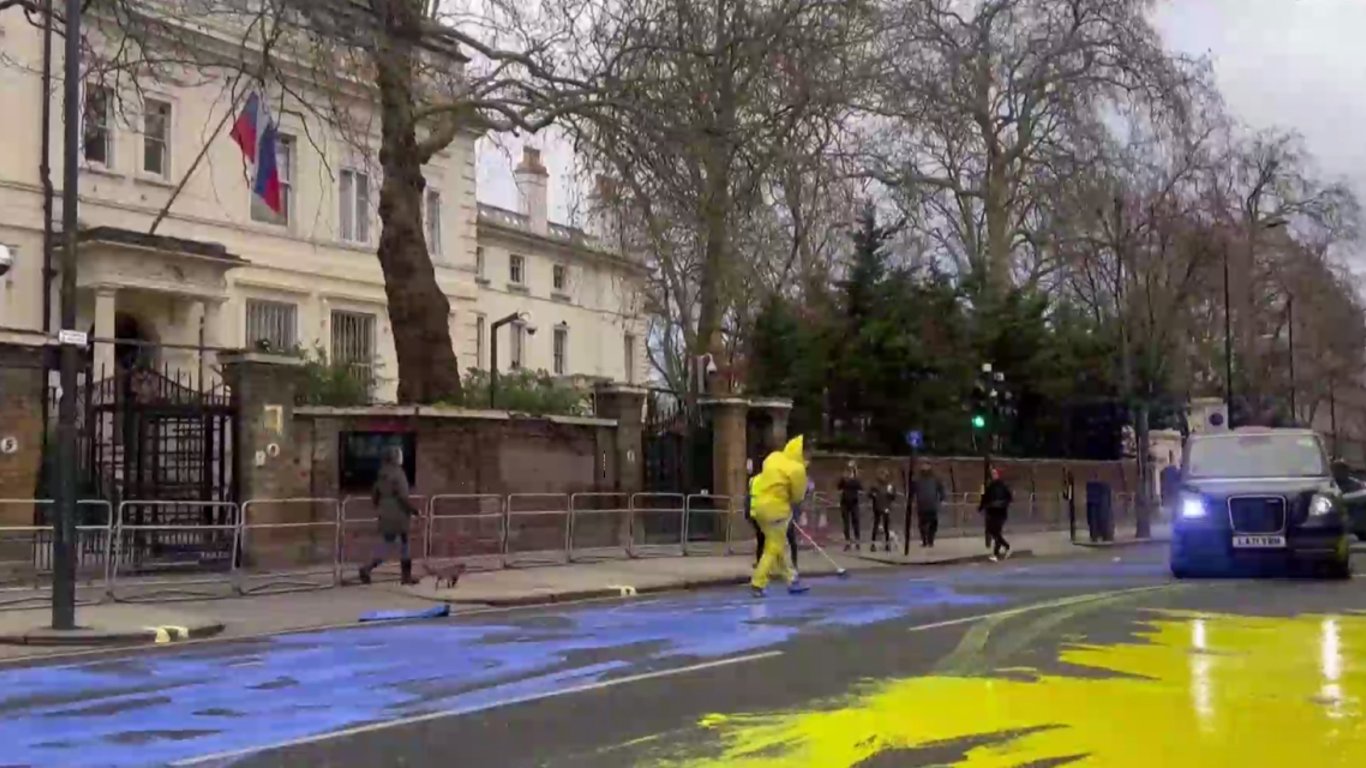 Чтобы напомнить о зверствах рф — в Лондоне перед российским посольством появился огромный украинский флаг