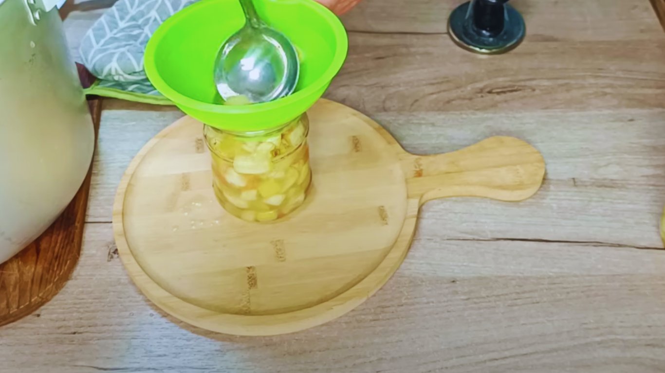 заготівля з яблуками на зиму для пиріжків