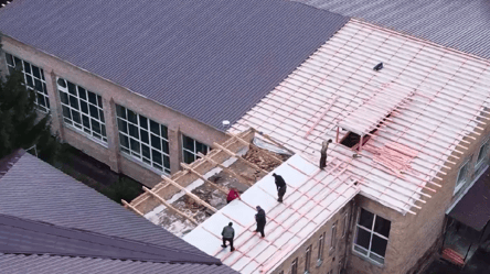 В Киевской области подрядчик хотел нажиться на восстановлении школы, которую обстреляли оккупанты - 285x160