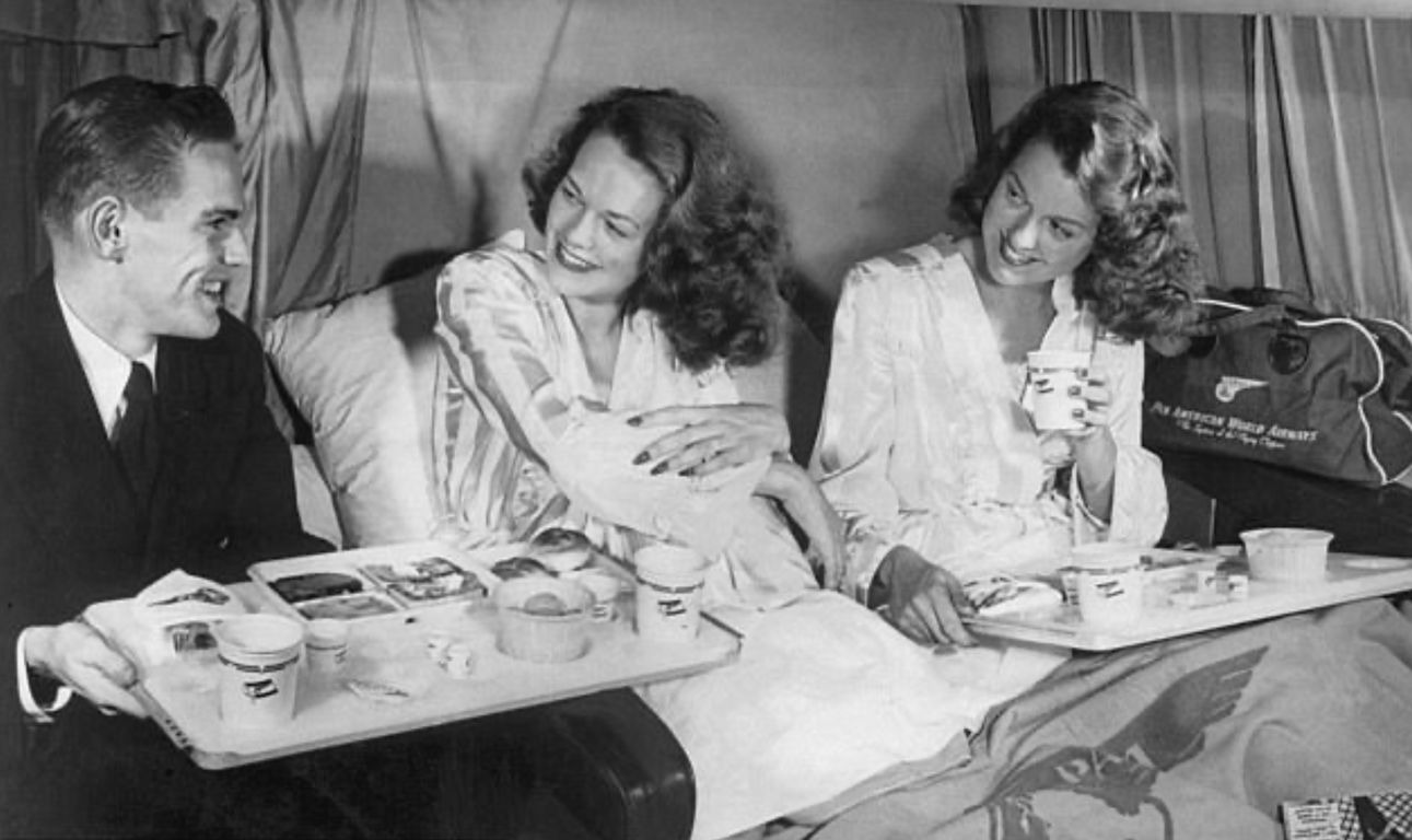 Пасажири спальні каюти авіакомпанії Pan American Airways