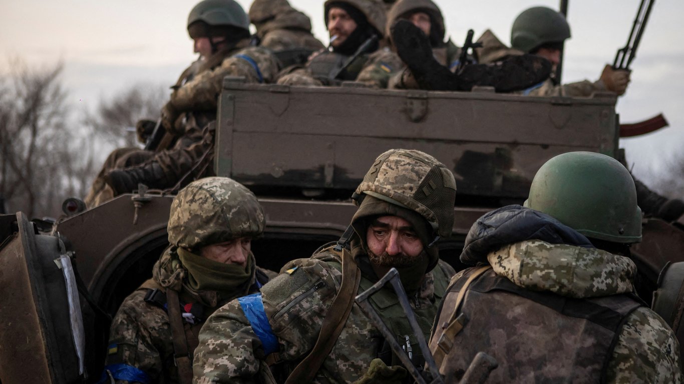 Рік війни в Україні: як змінилися дві армії, їхня зброя і тактика бойових дій