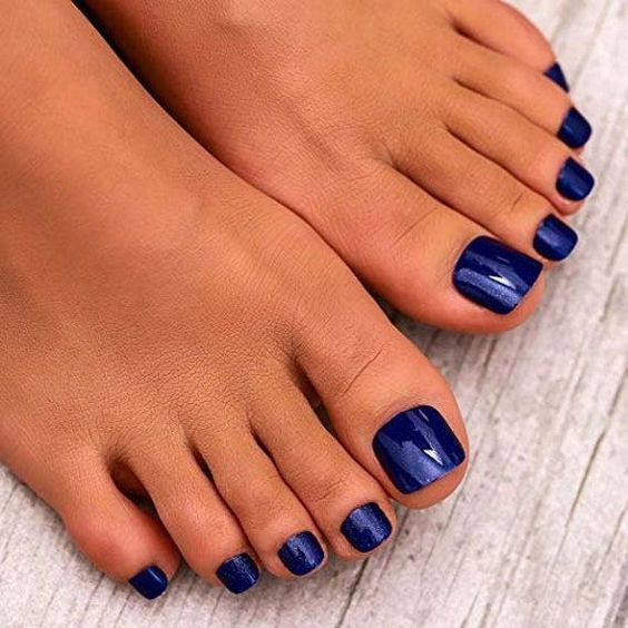 Темно-синий педикюр с градиентом