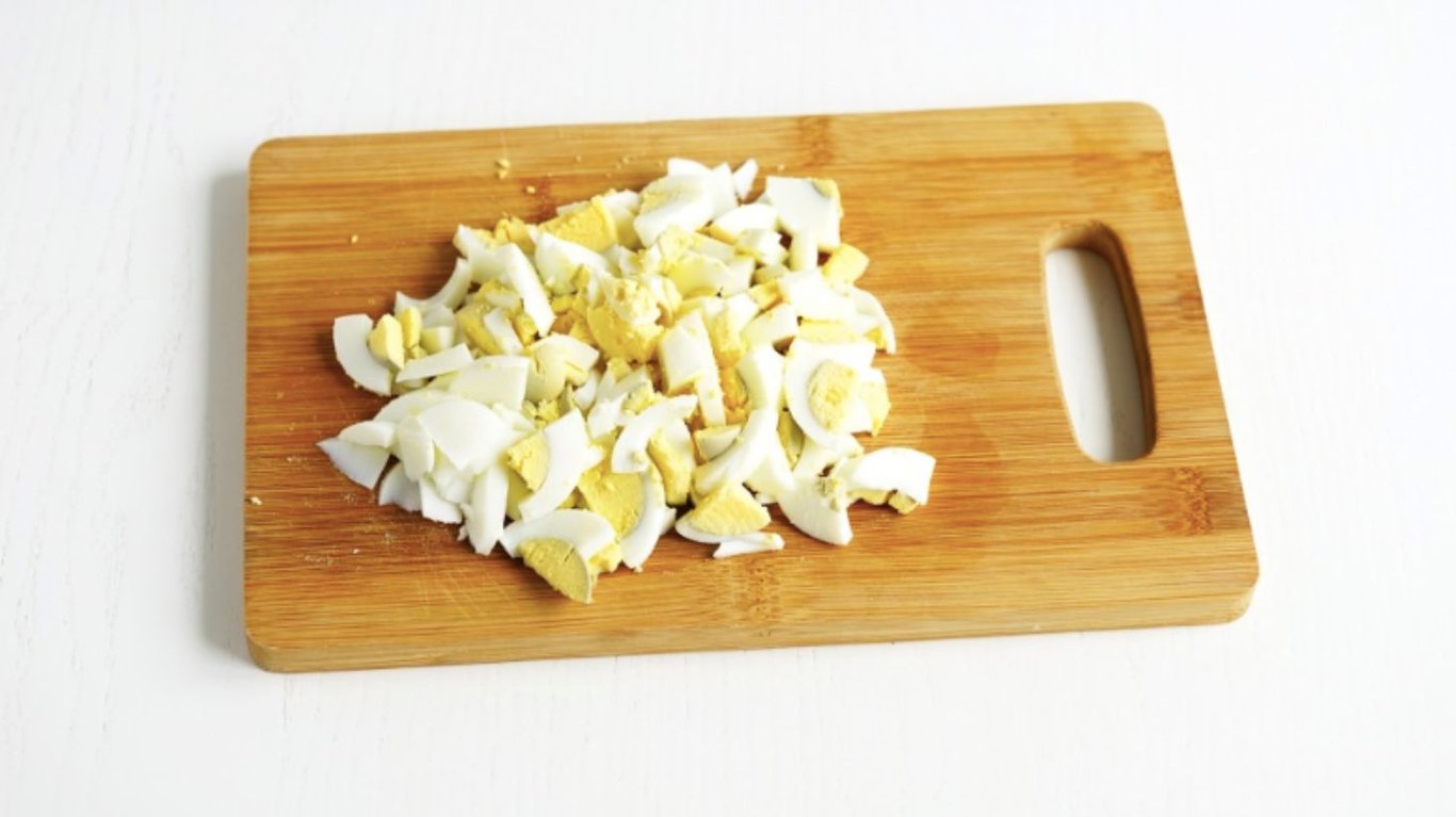 простий весняний салат з редискою, огірком та яйцем