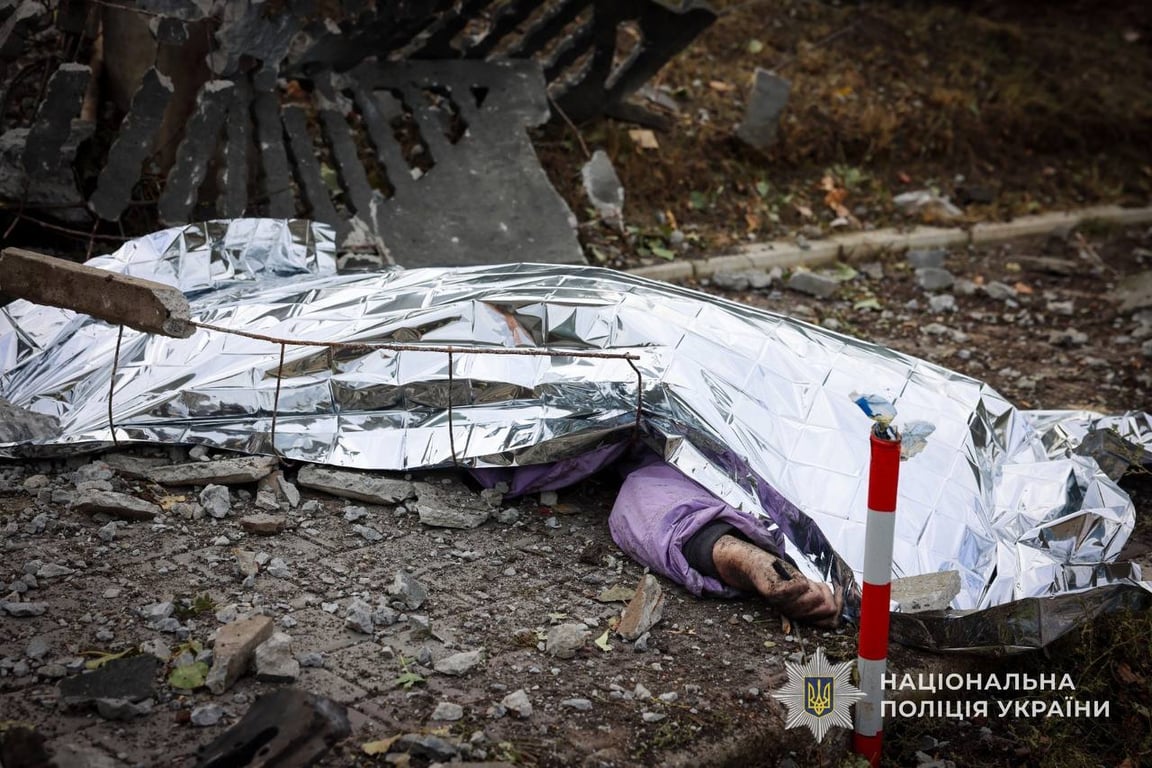 Рятувальники та поліцейські працюють на місці обстрілу.
