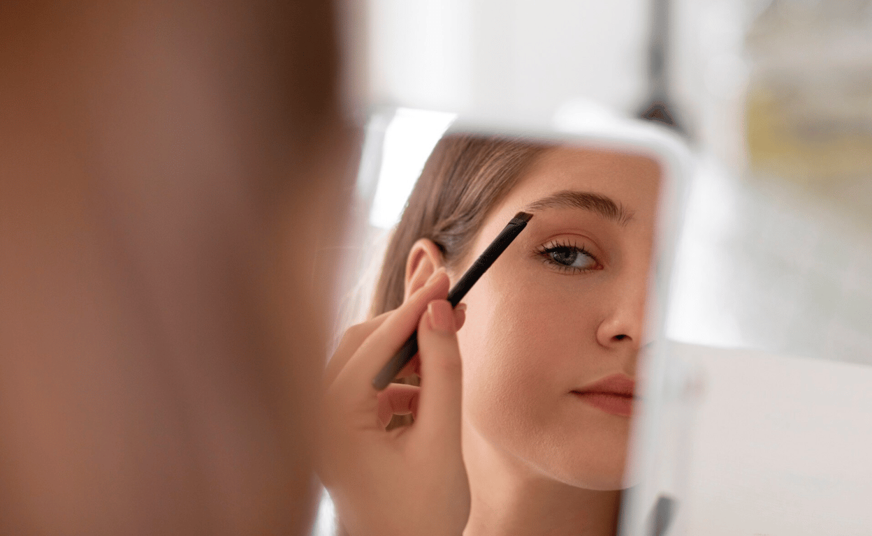 Яскраві стрілки додадуть родзинки вашому макіяжу