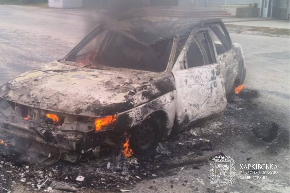 Автомобіль горить після російського удару на Харківщині