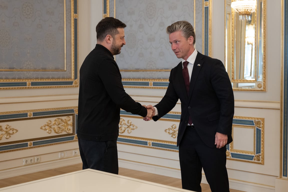 Президент України Володимир Зеленський тисне руку міністру оборони Швеції Полу Йонсону в межах підписання угоди про закупівлю 16 винищувачів Гріпен Е в Києві 30 червня 2026 року