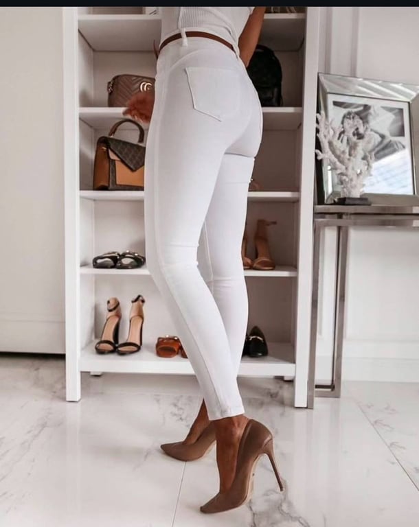 Взуття на підборах чудово пасує до різних фасонів штанів