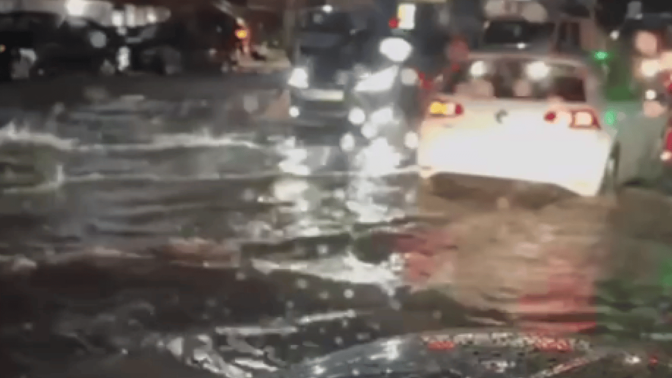 В Киеве после ливня затопило улицы: впечатляющее видео