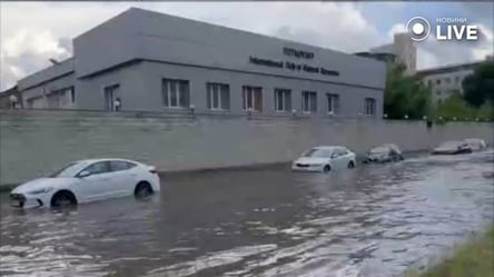 После проливного дождя в Киеве затопило один из районов — репортаж Новини.LIVE - 285x160