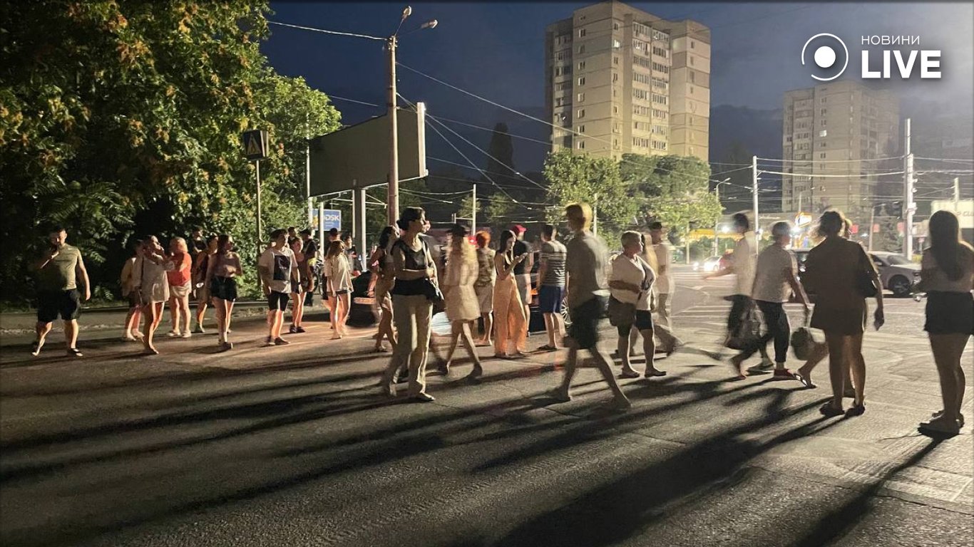 ЖК Омега в Одесі має проблеми зі світлом — люди протестують