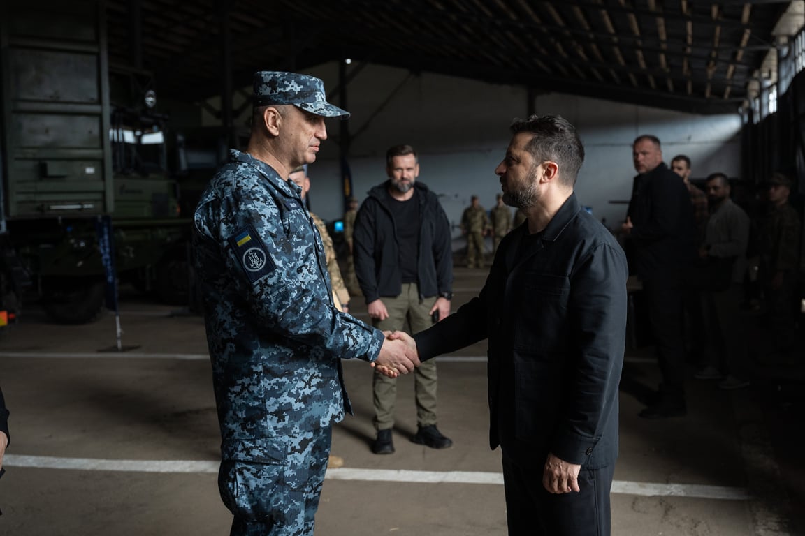Командувач ВМС ЗСУ Олексій Неїжпапа та Президент України Володимир Зеленський під час візиту останнього в Одеську область 4 липня 2026 року