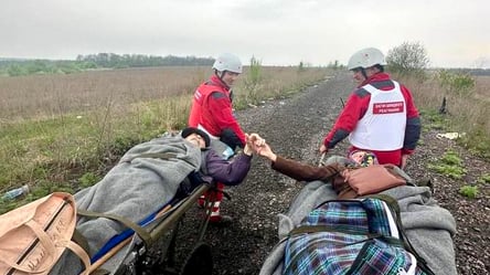 Он почти не ходит, она незрячая — волонтеры помогли паре выехать с оккупированной Херсонской области - 290x160